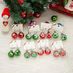 Weihnachtsbaumkugelförmige Ohrringe