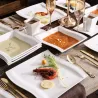 Elegantes Geschirr - Tafelservice aus weißem Porzellan - Tassen - Untertassen - Teller