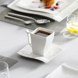 Elegantes Geschirr - Tafelservice aus weißem Porzellan - Tassen - Untertassen - Teller