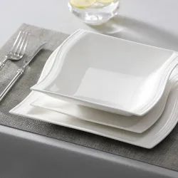 Elegantes Geschirr - Tafelservice aus weißem Porzellan - Tassen - Untertassen - Teller