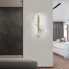 Moderne goldene Wandlampe - S-förmig