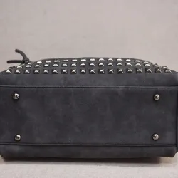 Vintage Tasche aus Nubukleder mit Nieten / Fellbommel