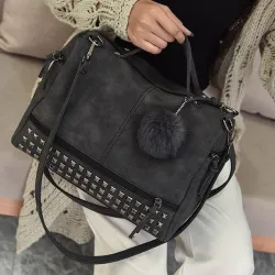 Vintage Tasche aus Nubukleder mit Nieten / Fellbommel