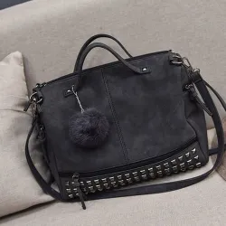 Vintage Tasche aus Nubukleder mit Nieten / Fellbommel