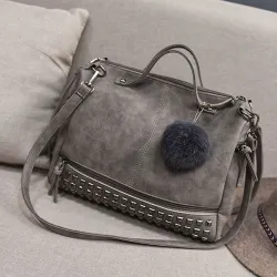 Vintage Tasche aus Nubukleder mit Nieten / Fellbommel
