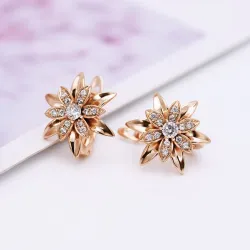Goldene Blumenohrringe mit Kristallen