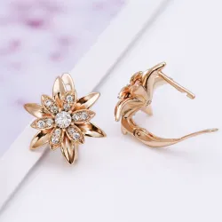 Goldene Blumenohrringe mit Kristallen
