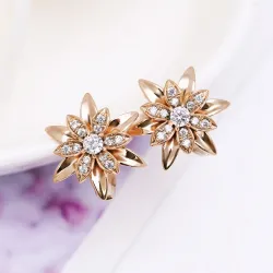 Goldene Blumenohrringe mit Kristallen