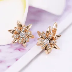 Goldene Blumenohrringe mit Kristallen