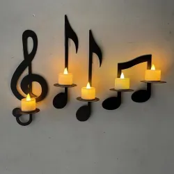 An der Wand befestigter Kerzenhalter - schwarze Musikanmerkungen