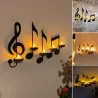 An der Wand befestigter Kerzenhalter - schwarze Musikanmerkungen
