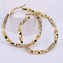 Goldene Creolen mit Kristallen