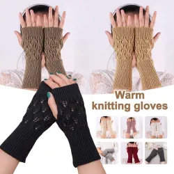 Lange gestrickte fingerlose Handschuhe