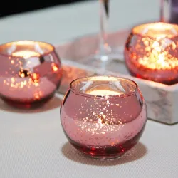 Dekorativer Kerzenhalter aus Glas