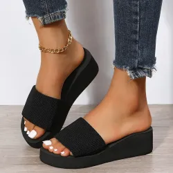 Gestrickte Pantoffeln mit Keilabsatz - Sandalen