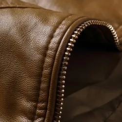 Schlanke Lederjacke - mit Reißverschlüssen / Taschen