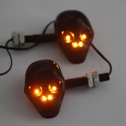 Motorrad-Blinker – schwarzer Totenkopf – LED – bernsteinfarbenes Licht – 12 V – 2 Stück
