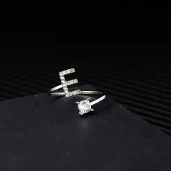 Größenverstellbarer Ring – Buchstaben von A bis Z mit Strasssteinen