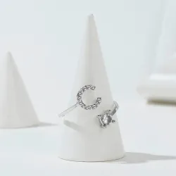 Größenverstellbarer Ring – Buchstaben von A bis Z mit Strasssteinen