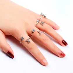 Größenverstellbarer Ring – Buchstaben von A bis Z mit Strasssteinen