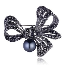 Kristallblumenbrosche – mit schwarzer Perle