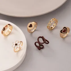 Ringe im Retro-Stil - braune Blumen / Herzen - 6 Stück
