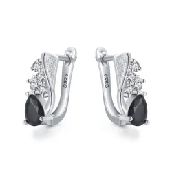 Elegante Silberohrringe mit schwarzem Kristall