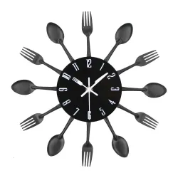 Moderne Wanduhr – mit Küchenbesteck