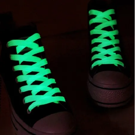 Glanz in den dunklen Schuhketten