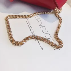 Kleine elegante Tasche mit Schleife und Kette