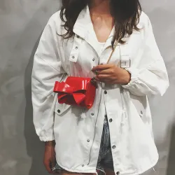 Kleine elegante Tasche mit Schleife und Kette