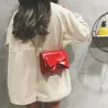 Kleine elegante Tasche mit Schleife und Kette