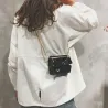 Kleine elegante Tasche mit Schleife und Kette