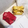 Kleine elegante Tasche mit Schleife und Kette
