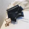 Kleine elegante Tasche mit Schleife und Kette