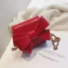 Kleine elegante Tasche mit Schleife und Kette