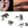 Körper Piercing mit Totenkopf Hand