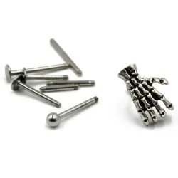 Körper Piercing mit Totenkopf Hand