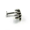 Körper Piercing mit Totenkopf Hand
