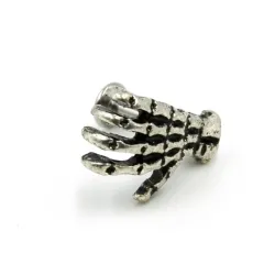 Körper Piercing mit Totenkopf Hand