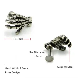 Körper Piercing mit Totenkopf Hand
