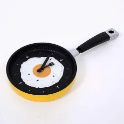 Metall Wanduhr in Form einer Pfanne mit einem gebratenen Ei