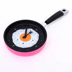 Metall Wanduhr in Form einer Pfanne mit einem gebratenen Ei