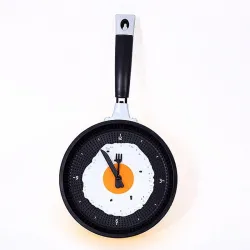 Metall Wanduhr in Form einer Pfanne mit einem gebratenen Ei