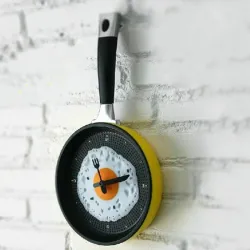 Metall Wanduhr in Form einer Pfanne mit einem gebratenen Ei