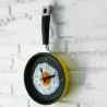 Metall Wanduhr in Form einer Pfanne mit einem gebratenen Ei