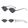 Lippenförmige Sonnenbrille mit Metallrahmen