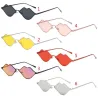 Lippenförmige Sonnenbrille mit Metallrahmen