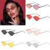 Lippenförmige Sonnenbrille mit Metallrahmen