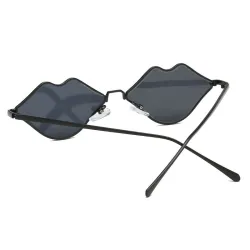 Lippenförmige Sonnenbrille mit Metallrahmen